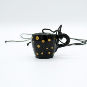 Collar de Ceramica con forma de taza negra y puntos dorados
