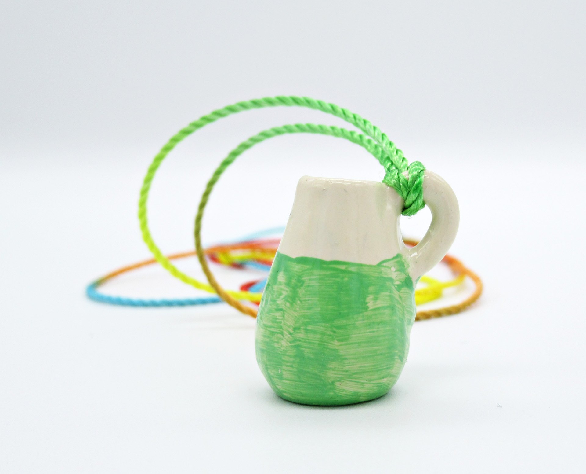 Collar de Ceramica con forma de jarra verde y blanca