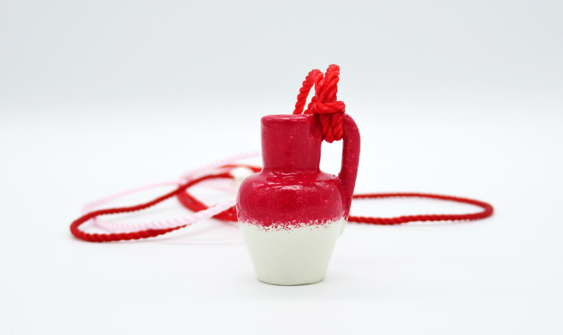 Collar de Ceramica con forma de taza blanca y roja